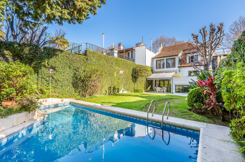 Casa con jardín arbolado y piscina
